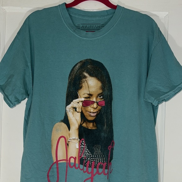 Aaliyah Graphic Tee - Picture 2 of 7